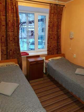 Отель Hotel Europlus Полтава Бюджетный двухместный номер с 2 отдельными кроватями-2